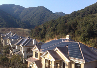 在屋頂電站應用上，碲化鎘薄膜組件與晶硅組件的安裝效果對比圖